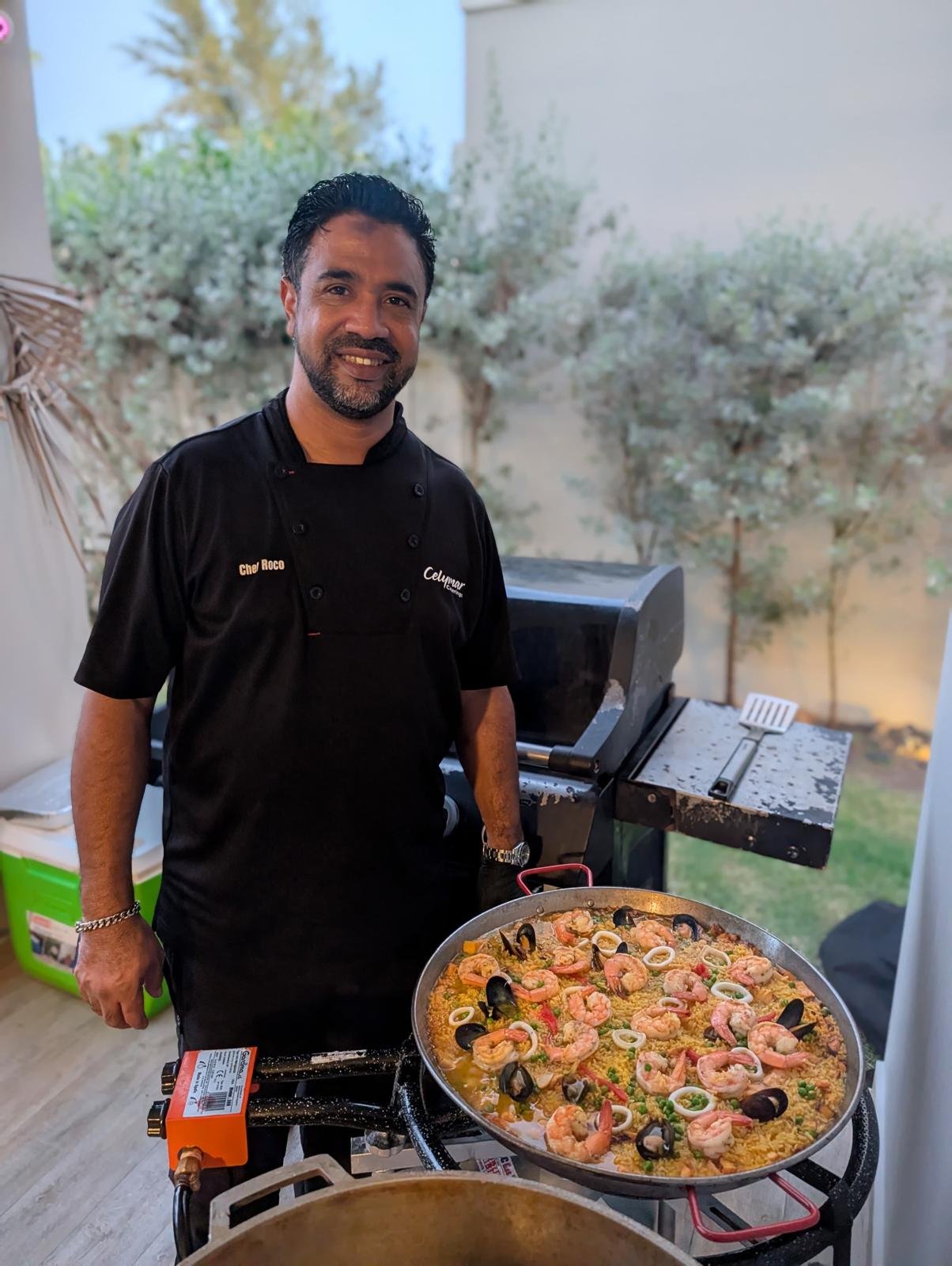 Imagen de un chef profesional de Celymar Catering preparando comida para un evento de catering en Puerto Rico
